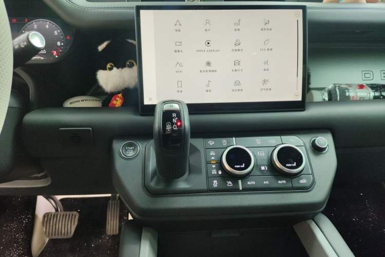 Used Land Rover Defender 2025 110 3.0T P400 – Dynamic HSE Audio And AC Panel