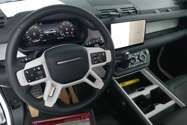Used Land Rover Defender 2025 90 2.0T P300 S Center Console
