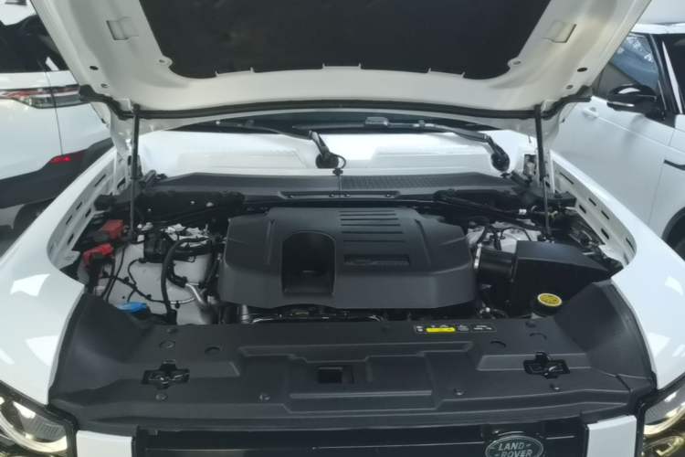 Used Land Rover Defender 2025 110 3.0T P400 – Dynamic HSE Engine Bay