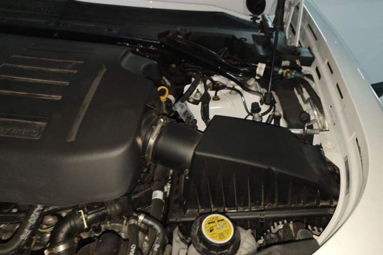 Used Land Rover Defender 2025 110 3.0T P400 – Dynamic HSE Engine Bay Left