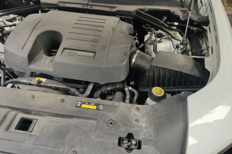 Used Land Rover Defender 2025 110 3.0T P400 – Dynamic HSE Engine Bay Left