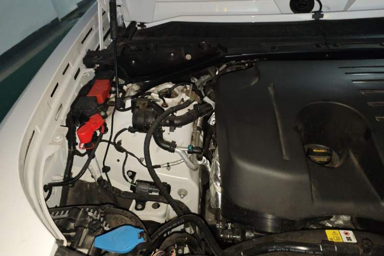Used Land Rover Defender 2025 110 3.0T P400 – Dynamic HSE Engine Bay Right