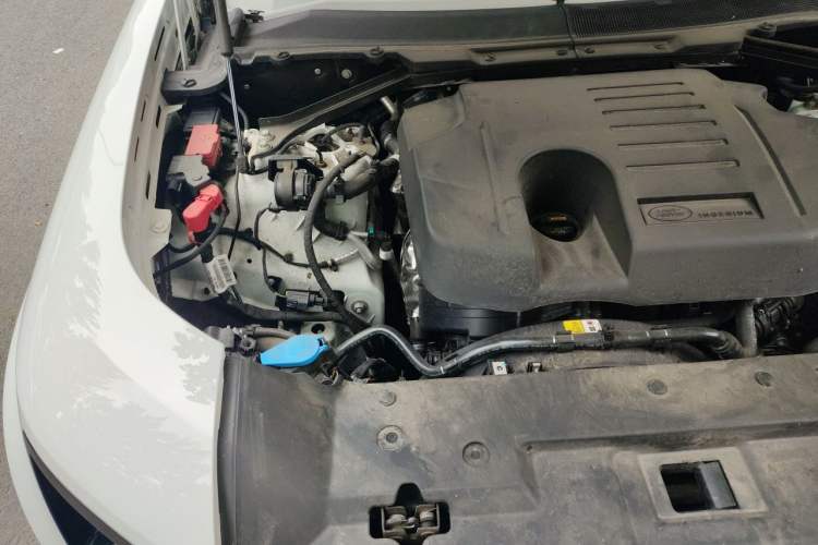 Used Land Rover Defender 2025 110 3.0T P400 – Dynamic HSE Engine Bay Right