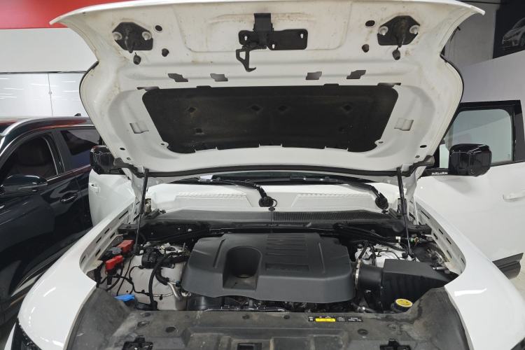 Used Land Rover Defender 2025 110 3.0T P400 – Dynamic HSE Engine Bay
