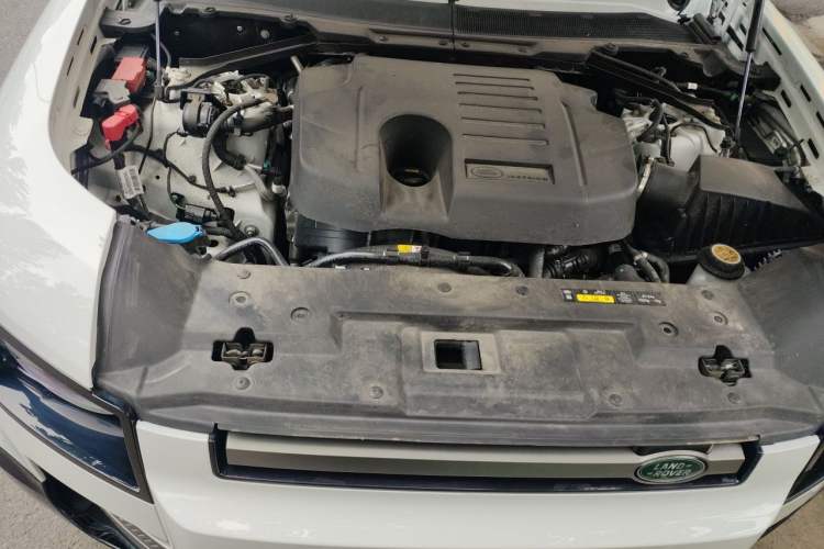 Used Land Rover Defender 2025 110 3.0T P400 – Dynamic HSE Engine Bay