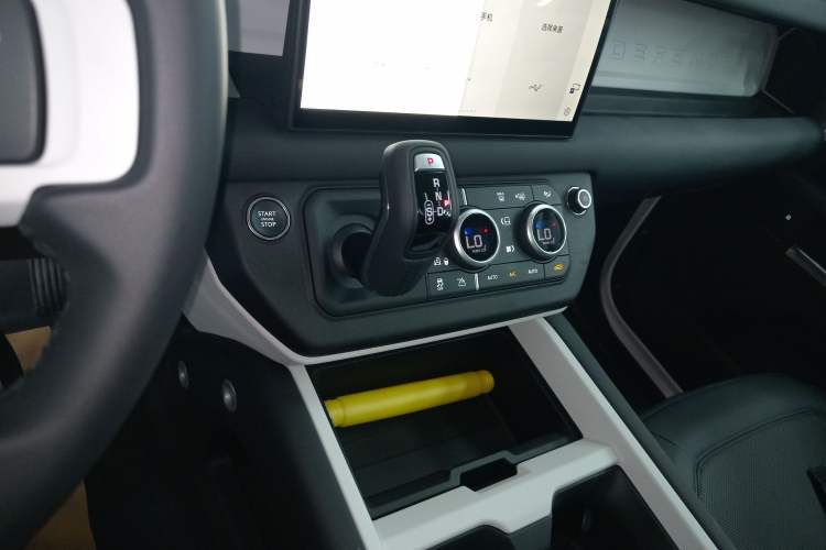 Used Land Rover Defender 2025 90 2.0T P300 S Gear Lever