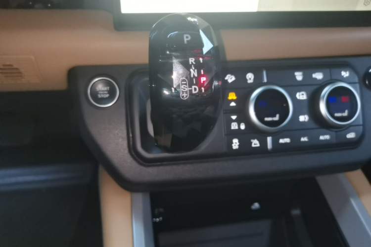Used Land Rover Defender 2025 110 3.0T P400 – Dynamic HSE Gear Lever