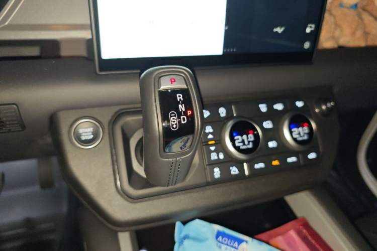 Used Land Rover Defender 2025 110 3.0T P400 – Dynamic HSE Gear Lever