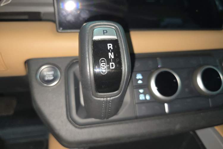 Used Land Rover Defender 2025 110 3.0T P400 – Dynamic HSE Gear Lever