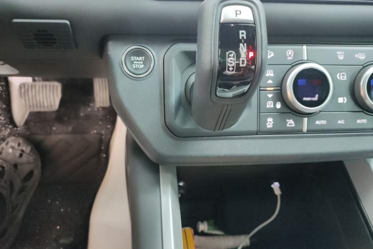 Used Land Rover Defender 2025 110 3.0T P400 – Dynamic HSE Gear Lever