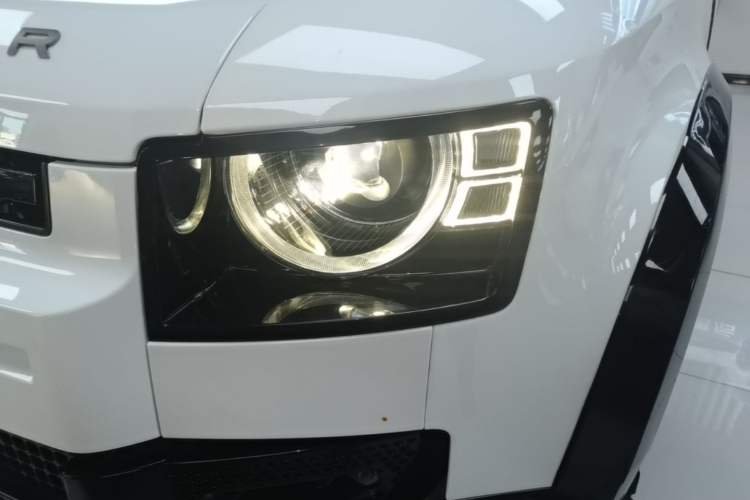 Used Land Rover Defender 2025 110 3.0T P400 – Dynamic HSE Left Front Headlight