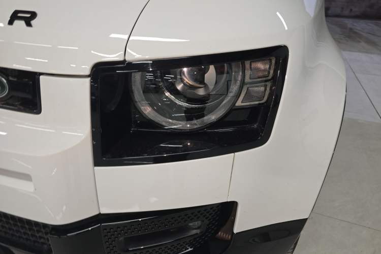 Used Land Rover Defender 2025 110 3.0T P400 – Dynamic HSE Left Front Headlight