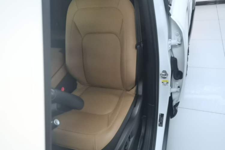 Used Land Rover Defender 2025 110 3.0T P400 – Dynamic HSE Left Front Seat