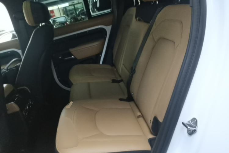 Used Land Rover Defender 2025 110 3.0T P400 – Dynamic HSE Left Rear Seat
