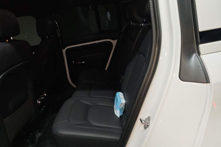 Used Land Rover Defender 2025 110 3.0T P400 – Dynamic HSE Left Rear Seat