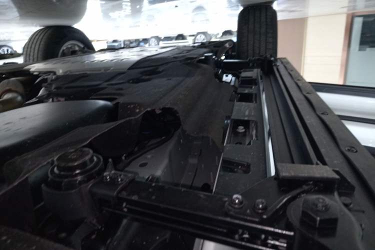 Used Land Rover Defender 2025 90 2.0T P300 S Left Side Sill