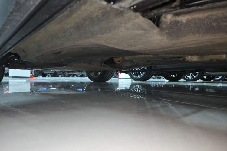 Used Land Rover Defender 2025 110 3.0T P400 – Dynamic HSE Left Side Sill