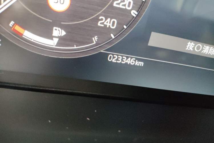 Used Land Rover Defender 2025 110 3.0T P400 – Dynamic HSE Odometer Close Up