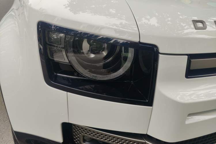 Used Land Rover Defender 2025 110 3.0T P400 – Dynamic HSE Right Front Headlight