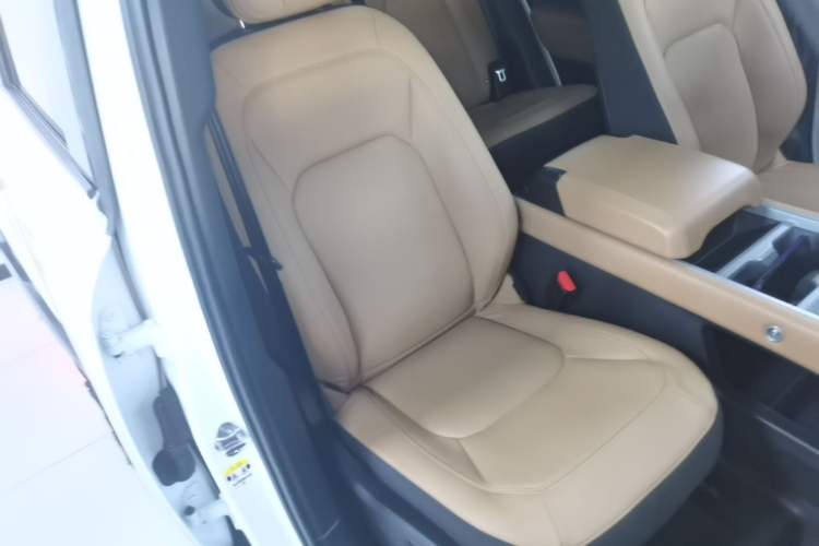 Used Land Rover Defender 2025 110 3.0T P400 – Dynamic HSE Right Front Seat