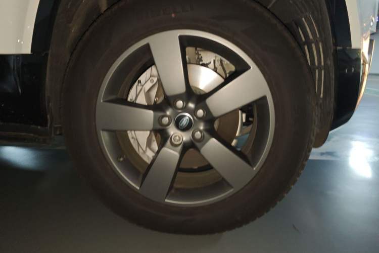 Used Land Rover Defender 2025 110 3.0T P400 – Dynamic HSE Right Front Wheel Hub