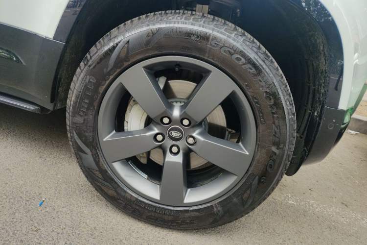 Used Land Rover Defender 2025 110 3.0T P400 – Dynamic HSE Right Front Wheel Hub