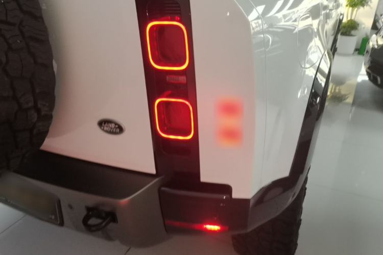 Used Land Rover Defender 2025 110 3.0T P400 – Dynamic HSE Right Rear Taillight