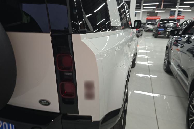 Used Land Rover Defender 2025 110 3.0T P400 – Dynamic HSE Right Rear Taillight