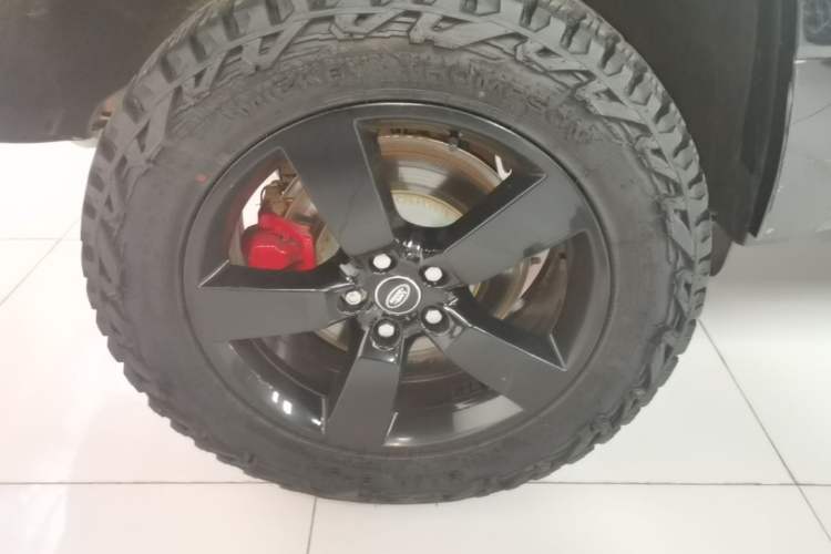 Used Land Rover Defender 2025 110 3.0T P400 – Dynamic HSE Right Rear Wheel Hub