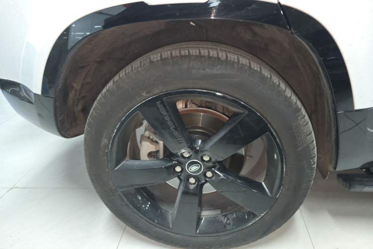 Used Land Rover Defender 2025 110 3.0T P400 – Dynamic HSE Right Rear Wheel Hub