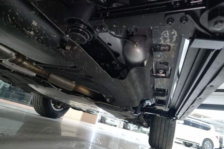 Used Land Rover Defender 2025 90 2.0T P300 S Right Side Sill