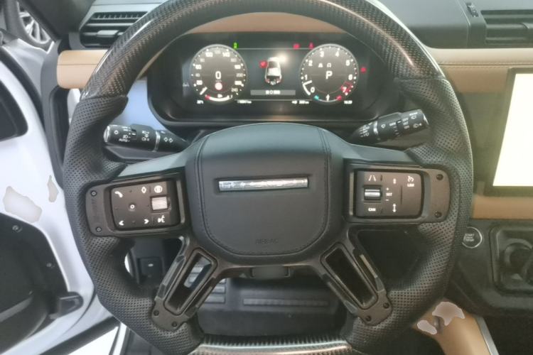 Used Land Rover Defender 2025 110 3.0T P400 – Dynamic HSE Steering Wheel
