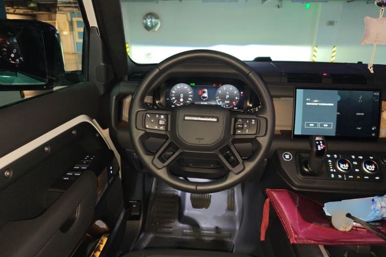 Used Land Rover Defender 2025 110 3.0T P400 – Dynamic HSE Steering Wheel