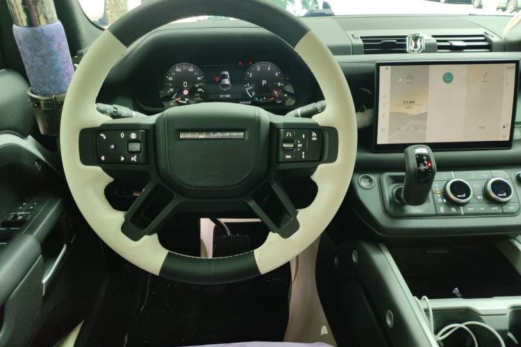 Used Land Rover Defender 2025 110 3.0T P400 – Dynamic HSE Steering Wheel