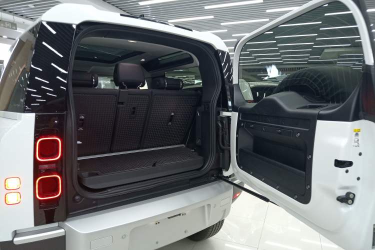 Used Land Rover Defender 2025 90 2.0T P300 S Trunk