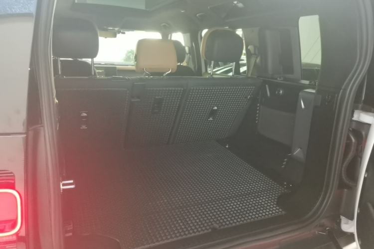 Used Land Rover Defender 2025 110 3.0T P400 – Dynamic HSE Trunk