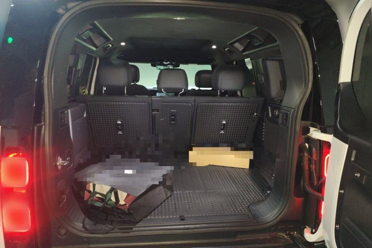 Used Land Rover Defender 2025 110 3.0T P400 – Dynamic HSE Trunk
