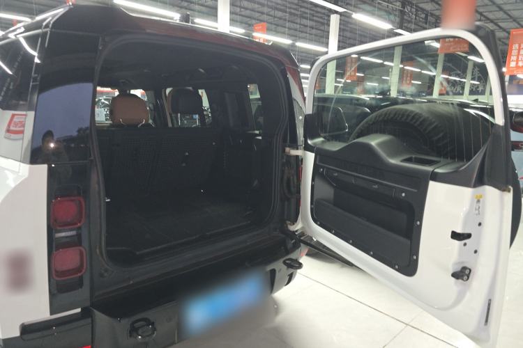 Used Land Rover Defender 2025 110 3.0T P400 – Dynamic HSE Trunk