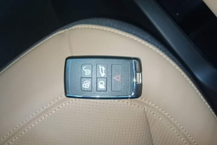 Used Land Rover Defender 2025 110 3.0T P400 – Dynamic HSE Vehicle Key