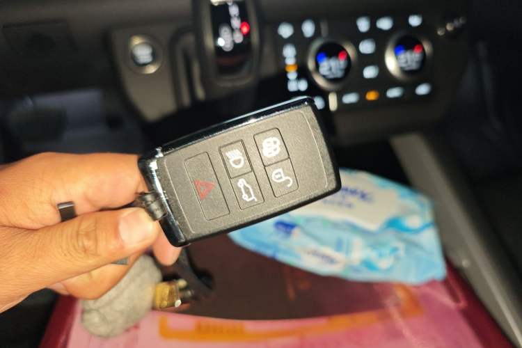 Used Land Rover Defender 2025 110 3.0T P400 – Dynamic HSE Vehicle Key