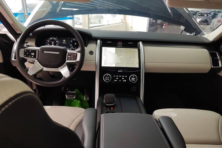 Used Land Rover Discovery 2023 Revised Version 360 PS R-Dynamic S Center Console