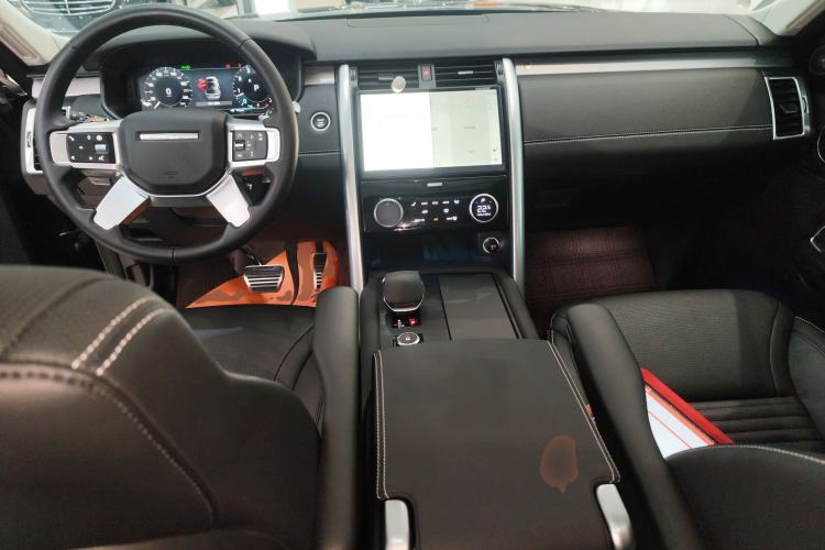 Used Land Rover Discovery 2024 360 PS Dynamic SE Center Console