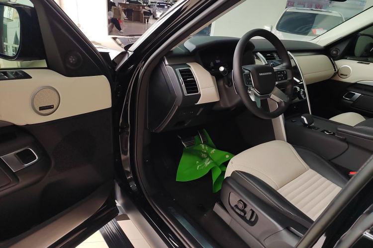 Used Land Rover Discovery 2023 Revised Version 360 PS R-Dynamic S Driver Seat
