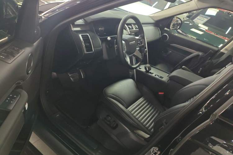 Used Land Rover Discovery 2024 360 PS Dynamic SE Driver Seat