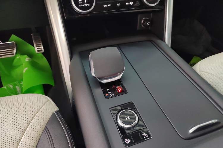 Used Land Rover Discovery 2023 Revised Version 360 PS R-Dynamic S Gear Lever
