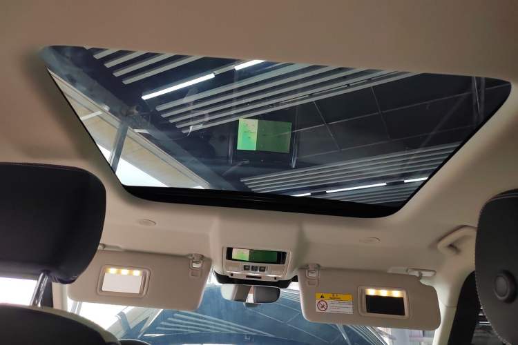 Used Land Rover Discovery 2023 Revised Version 360 PS R-Dynamic S Headliner