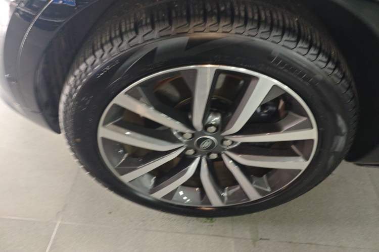 Used Land Rover Discovery 2024 360 PS Dynamic SE Left Front Wheel Hub
