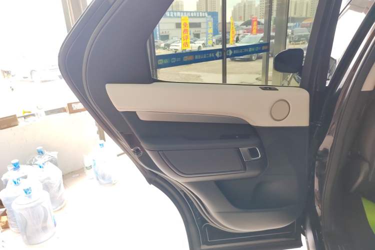 Used Land Rover Discovery 2023 Revised Version 360 PS R-Dynamic S Left Rear Door Interior