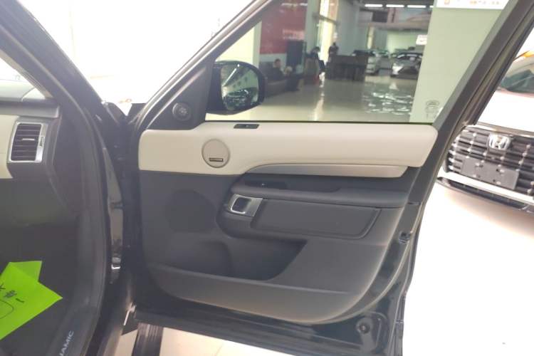 Used Land Rover Discovery 2023 Revised Version 360 PS R-Dynamic S Right Front Door Interior