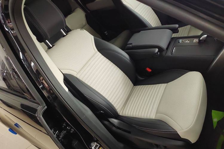 Used Land Rover Discovery 2023 Revised Version 360 PS R-Dynamic S Right Front Seat